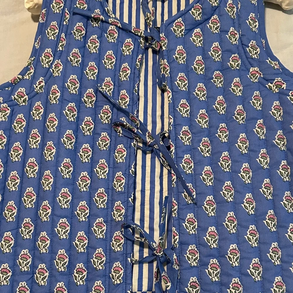 Blue Floral Quilted Vest - Women's Sleeveless Jacket - Picture 4 of 12